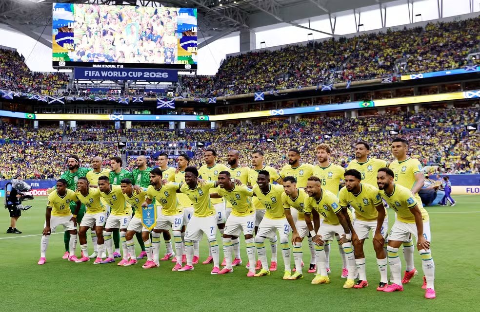 balotaromantico's tweet photo. antes da copa do mundo diziam:

"é a pior seleção brasileira da história"
"não tem laterais, meio-campo é lento"
"não vai chegar nem perto do título"

e eles foram lá e confirmaram tudo https://t.co/Mgfrq2i3AM
