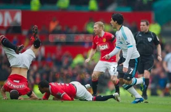 Rwomppp's tweet photo. @rioferdy5 @piersmorgan You mean like Suarez made you tuck your head into the ground? https://t.co/jtOeiefN7K