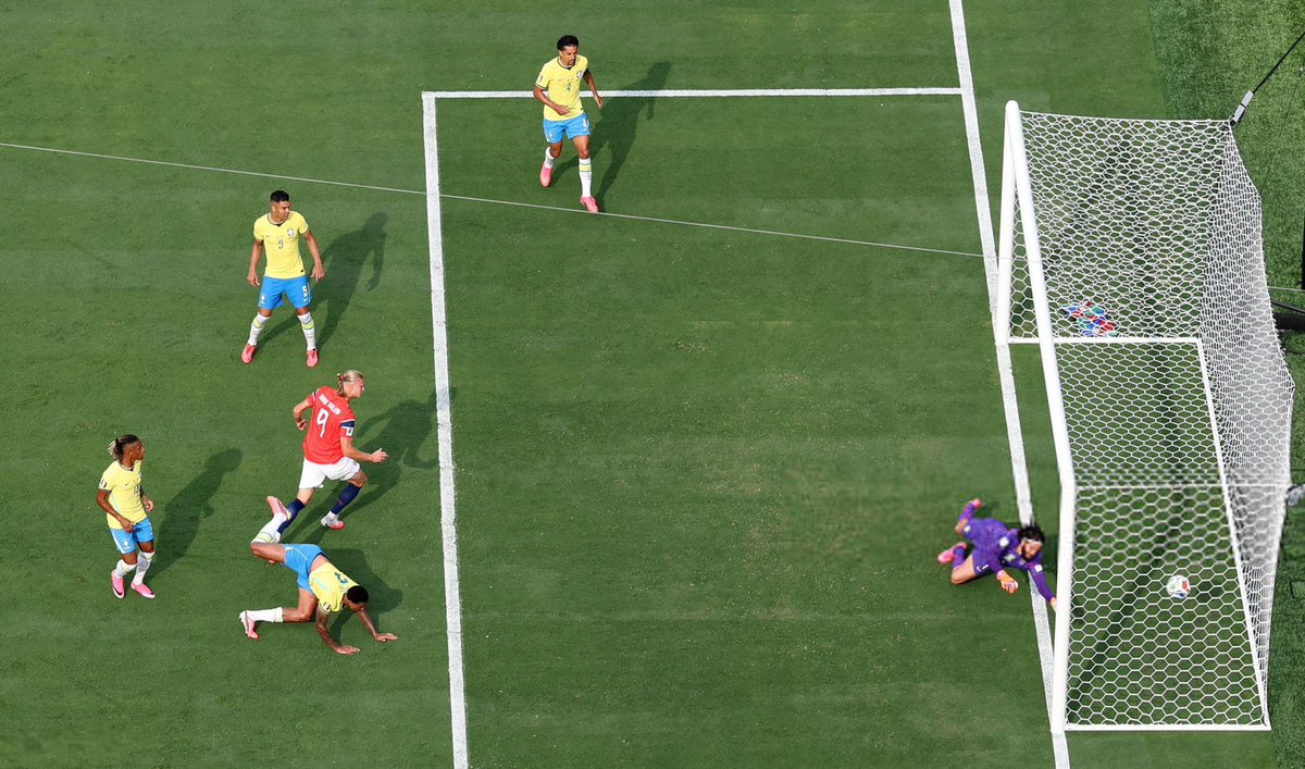 Fowlerzzzz's tweet photo. A DONDA VAS GABIII 😭😭😭 https://t.co/bmgFTGcg7Y