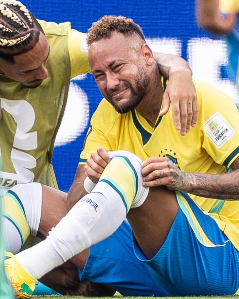 crflpereira's tweet photo. raphinha consolando o neymar

retrato do fracaso que é a seleção brasileira https://t.co/LGgpIaIqVM