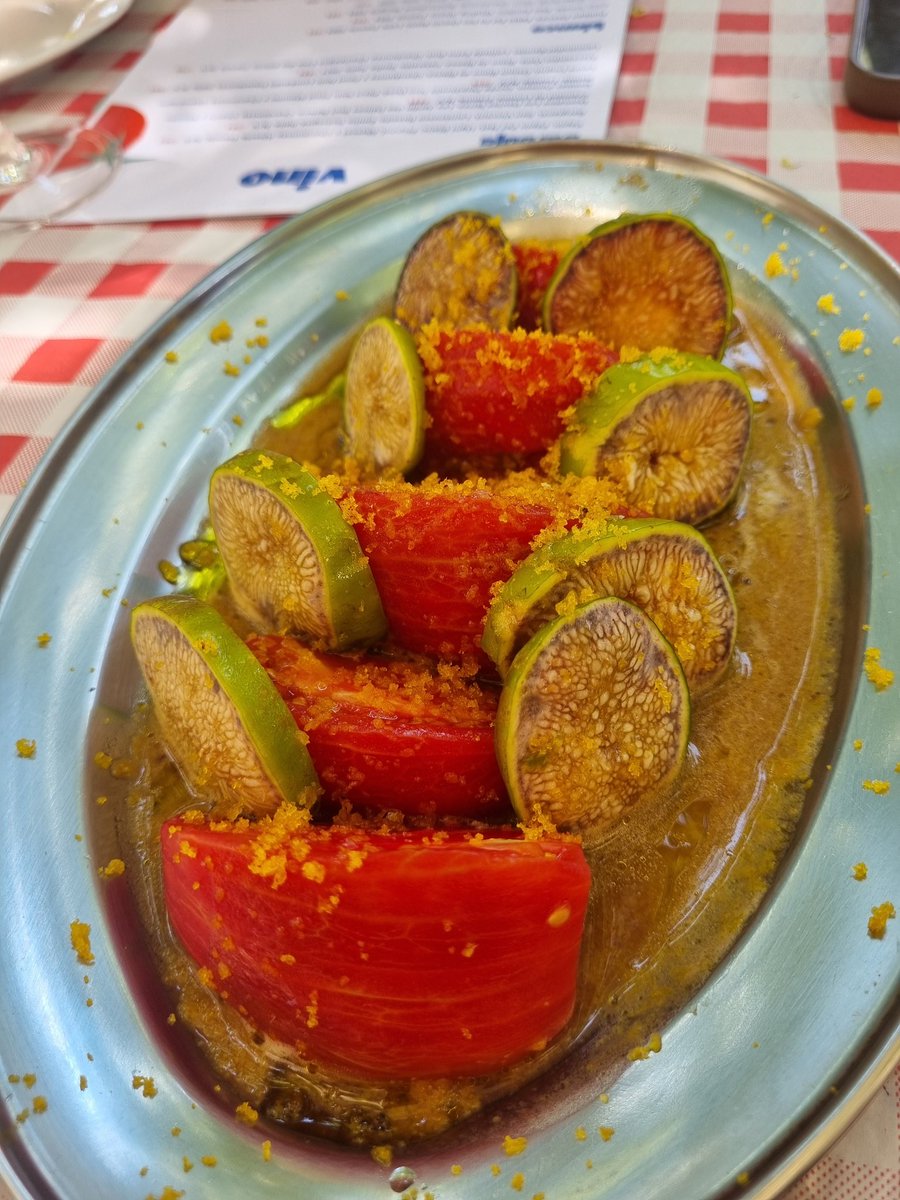 lorden68's tweet photo. El tomate de @madrid_angelita es de lo que no hay, todo carne, todo sabor, sin pepitas ni aguachile, parece sandía. En la foto, en ensalada con higos y botarga, en #Clamore https://t.co/yUguK6wv3G
