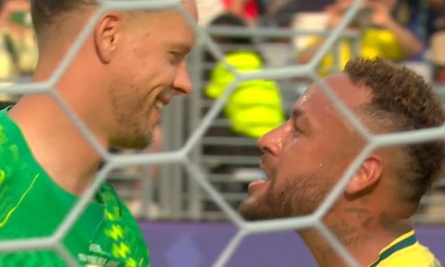 RenanSantosMBL's tweet photo. Essa cena define quem é quem. De um lado um goleiro que pegou tudo, absolutamente seguro da vitória do seu time. Do outro, um ex-jogador em atividade zombando da cara do goleiro (???) pois fez um gol de pênalti nos acréscimos.

Perdemos totalmente a noção da realidade. https://t.co/fP3osjcmFJ