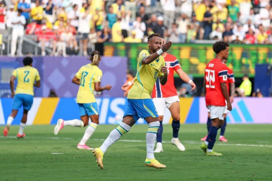 CentralDoYamal's tweet photo. No último ato dele em Copas, ele nos conseguiu devolver a esperança por mais alguns segundos.

Eu vou repetir: não existe começar um jogo desse tamanho com um jogador da qualidade do Neymar no banco de reservas.

Eliminação cruel. https://t.co/aF38J1bkXR