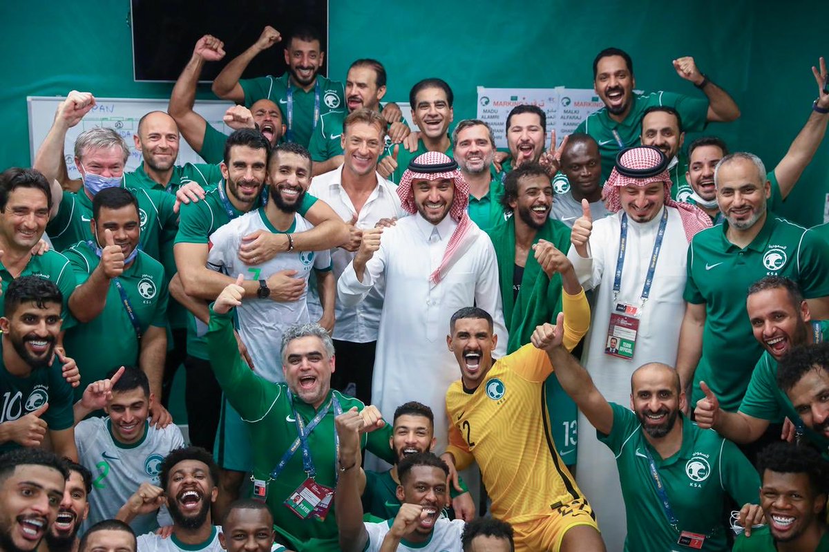 MohamadAmeen_7's tweet photo. اليوم، تنتهي رحلتي التعاقدية مع الاتحاد السعودي لكرة القدم، بعد سنوات تشرفت خلالها بخدمة هذا الوطن الغالي بكل فخر واعتزاز؛ مدرباً في المنتخبات السنية، ثم مساعدًا لمدرب المنتخب الوطني الأول. وهي رحلة أعتز بكل لحظة فيها، وأسأل الله أن أكون قد وُفّقت في أداء مهمتي وخدمة وطني على الوجه الذي يليق به.

كما تشرفت بأن أكون جزءاً من منظومة رياضية طموحة، أسهمت في تحقيق مستهدفات رؤية المملكة 2030، في ظل الدعم والاهتمام الكبيرين اللذين يحظى بهما القطاع الرياضي.

وبهذه المناسبة، أتقدم بخالص الشكر وعظيم الامتنان إلى مقام خادم الحرمين الشريفين، وسمو سيدي ولي العهد -حفظهما الله-، على ما يوليانه من دعم سخي ولامحدود للرياضة السعودية، وما تحظى به كرة القدم من رعاية واهتمام كانا -ولا يزالان- الركيزة الأساسية لما تعيشه رياضة الوطن من تطور وإنجازات على مختلف الأصعدة.

كما أتقدم بجزيل الشكر والتقدير إلى سمو وزير الرياضة، وإلى سعادة رئيس الاتحاد السعودي لكرة القدم، وكافة أعضاء مجلس الإدارة، على الثقة والدعم المستمر طوال فترة عملي، مقدراً ما وجدته من بيئة احترافية ومحفزة أسهمت في أداء مهامي بكل إخلاص، والعمل بروح الفريق الواحد من أجل تمثيل الوطن خير تمثيل ورفع رايته في المحافل الدولية.

ولا يفوتني أن أتوجه بالشكر والتقدير لكل لاعب تشرفت بالعمل معه، ولكل زميل في الأجهزة الفنية والإدارية والطبية، ولكل من كان شريكاً في هذه المسيرة؛ فقد كانت سنوات مليئة بالعطاء والتعلم والذكريات التي ستبقى محفورة في ذاكرتي ما حييت.

كما أخص بالشكر لجماهير الوطن الوفية، التي كانت السند الحقيقي والداعم الأول في جميع الاستحقاقات، وكان حضورها ومساندتها مصدر إلهام وحافز دائم للعطاء والفخر.

ختاماً، أغادر وأنا أحمل كل الاعتزاز بهذه التجربة الغنية، وكل الفخر بأنني خدمت وطني من خلال هذا الكيان الكبير، سائلًا المولى عز وجل أن يوفق منتخبنا الوطني لمزيد من النجاحات والإنجازات، وأن يديم على وطننا الغالي أمنه وعزّه ورفعته.

شكرًا لكم جميعًا على هذه الرحلة الاستثنائية.