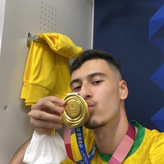 sitioooooo's tweet photo. que time ele joga gnt preciso continuar vendo esse rostinho na minha tv https://t.co/trnimG8l2W
