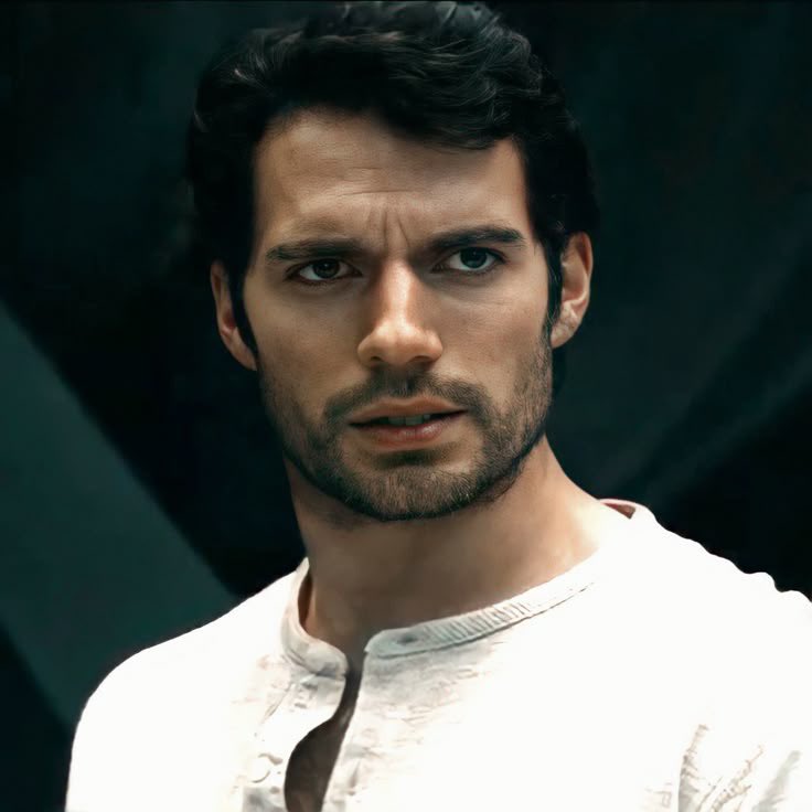 thxsupermanz's tweet photo. 𝓒onheça-me.  
    
 — 𝓝ome  : Clark Jonathan Kent 
 — 𝓐ltura : 1,95
 — 𝓘dade : 39 anos
 — 𝓢igno : Gêmeos  
— 𝓔stado civil : Solteiro
 — 𝓢exualidade : Bissexual
 — 𝓔stação favorita : Outono
 — 𝓒or favorita : Vermelho https://t.co/gcaqnUoEma