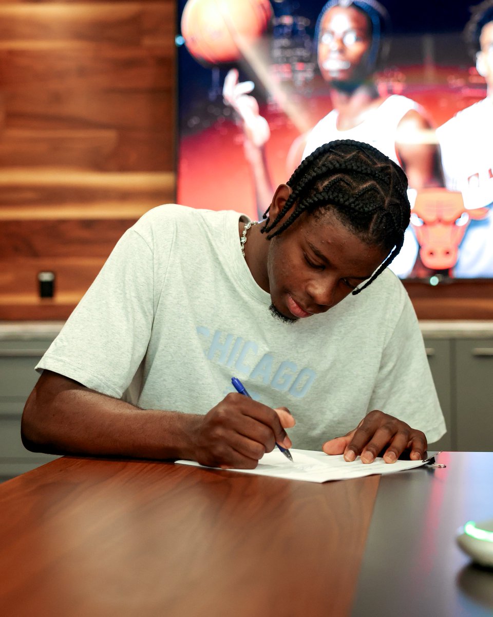 chicagobulls's tweet photo. Officially official. 🖊️

@CalebWilson2025 | #SeeRed https://t.co/u9jAkYMJPu