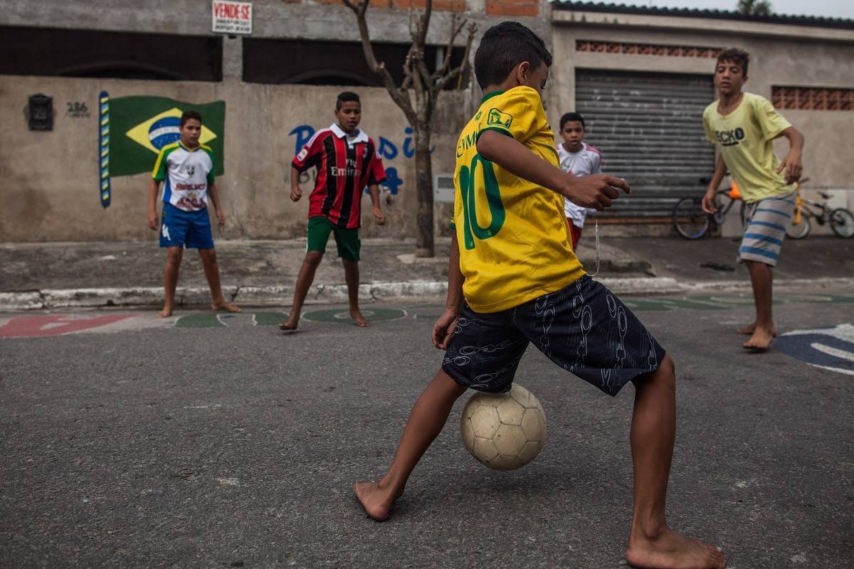 fla_infos's tweet photo. MATARAM O FUTEBOL DE RUA. Transformaram o futebol em negócio antes mesmo de virar sonho.

Se você ainda é criança, por favor, joga. Vai pra rua. Dribla. Erra. Cai. Levanta. Não deixa esses filhos da puta tirarem o futebol da gente https://t.co/ij2ahwRrZ2