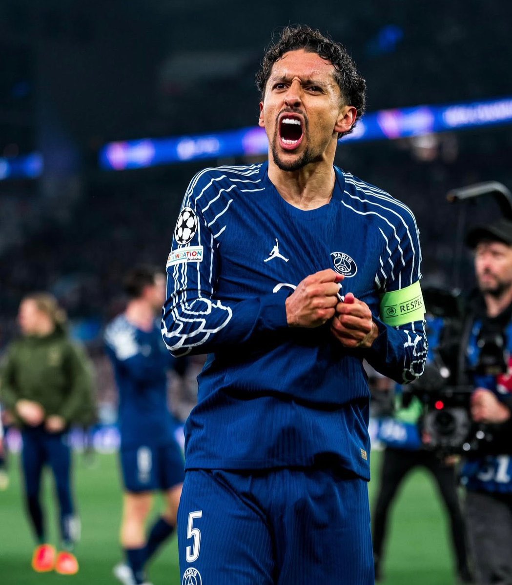 MediaParisien's tweet photo. 😅 Les Brésiliens sont en train d'insulter Marquinhos…

Celui qui a laissé un coéquipier tirer le penalty à sa place alors qu'il pouvait changer le match, on n'en parle pas ? https://t.co/GXJYaYDAL1