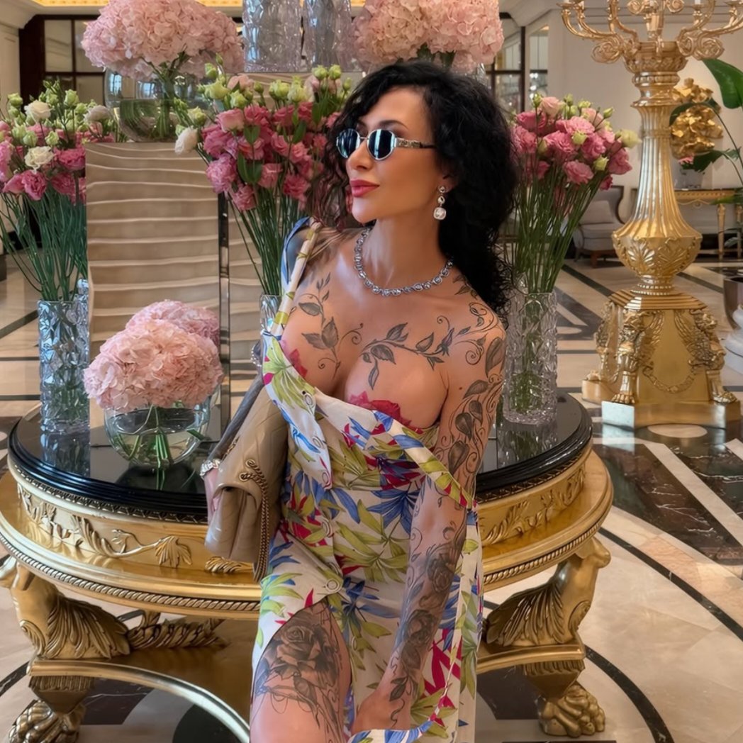 JustShruuThings's tweet photo. Never thought tattoos could be this attractive, especially those roses 🫣🌹 https://t.co/dYbxAhcxiO