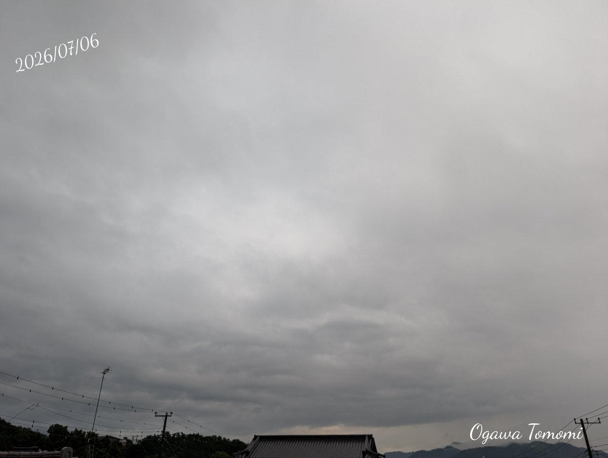 TomoSSAD's tweet photo. おはよ〜♡
傘使わずに通勤できるかと思ったけど、少し雨が降ってる朝。大小の傘を準備したけど、大きい方が安心かな。
どうも我が家は、年内に新しいフェーズに入るっぽい。たまたまだけど、私の凶時期が明けた途端、私の周りが変化して、その影響を私が受けてる🤣面白くなってきたぞっ♡ https://t.co/svudBEPHCj