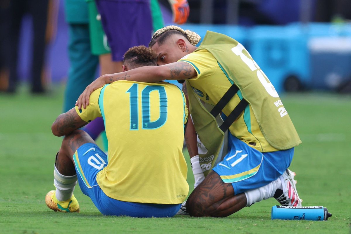 oleehbarca's tweet photo. 📷 رافينيا يواسي نيمار 💔🥹 https://t.co/mZaF5aKIV6