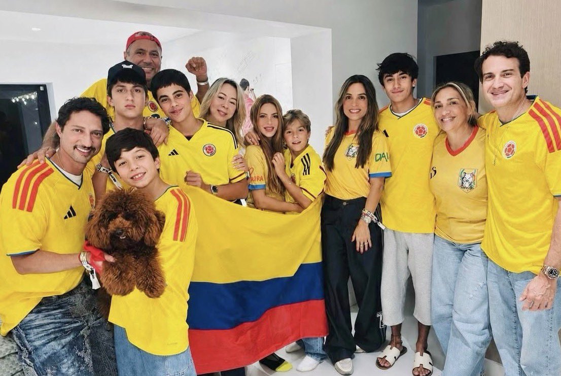 shakiraxspain's tweet photo. Shakira y su familia y amigos apoyando a Colombia! 🇨🇴 https://t.co/gYq4QoaDiU