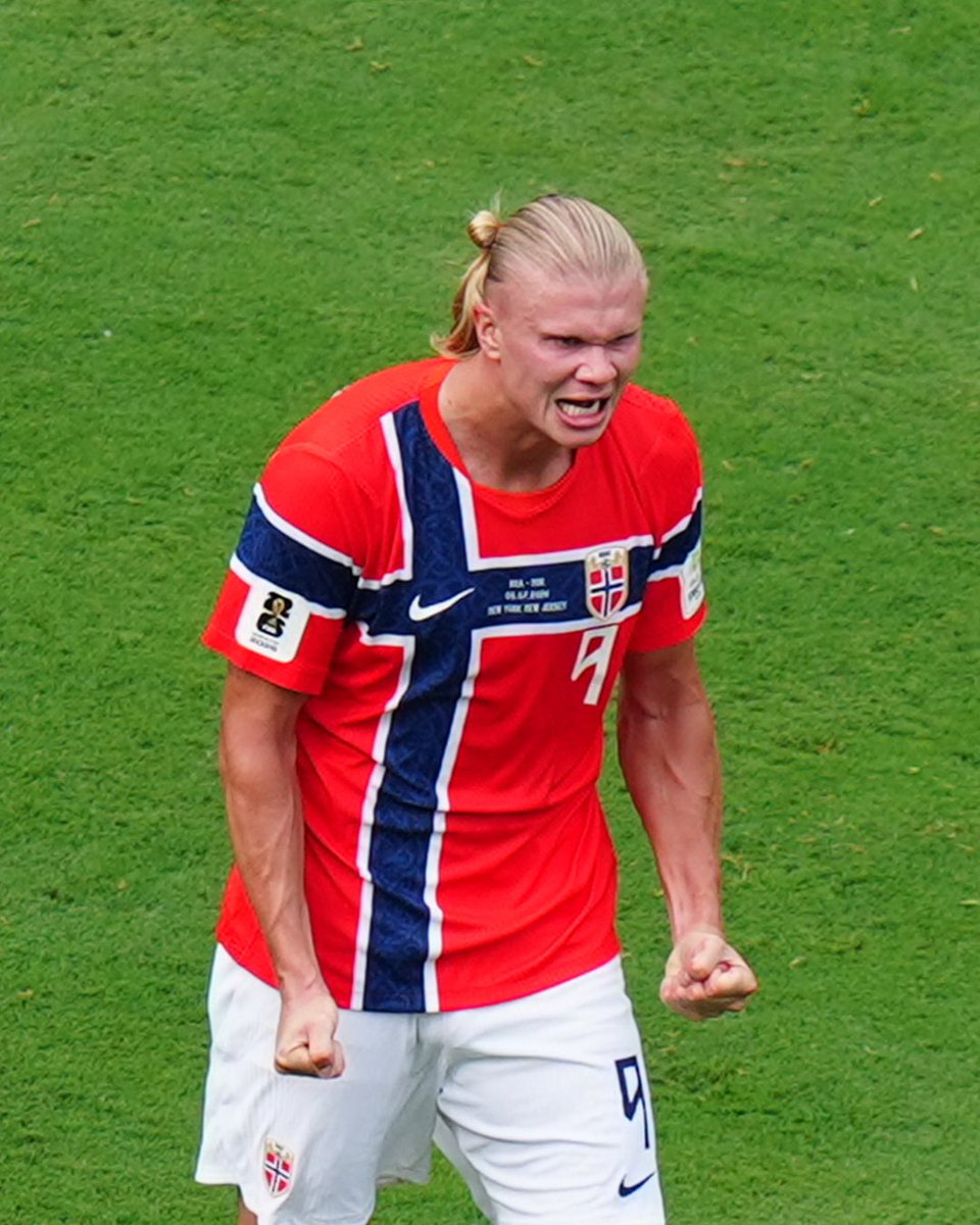 NoodleHairCR7's tweet photo. 🚨 GOALS AGAINST BRAZIL IN COMPETITIVE GAMES:

Erling Haaland: 2 Goals in 1 Game
Lionel Messi: 0 Goals in 9 Games

👀 https://t.co/XCYa0xMkQN