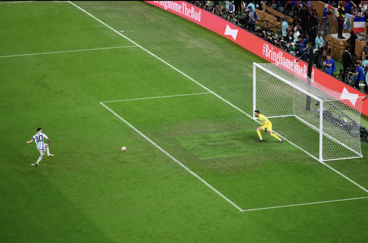 CronicasPrimera's tweet photo. Messi-Mbappé-Cristiano pueden gustarte o no, pero vos sabes que cuando hay que asumir responsabilidades en los doce pasos, asumen.

Los referentes patean SIEMPRE, asumen la gloria o las criticas.

Los cagones se limpian en sus compañeros, y los cagones nunca hicieron historia en la Copa del Mundo.