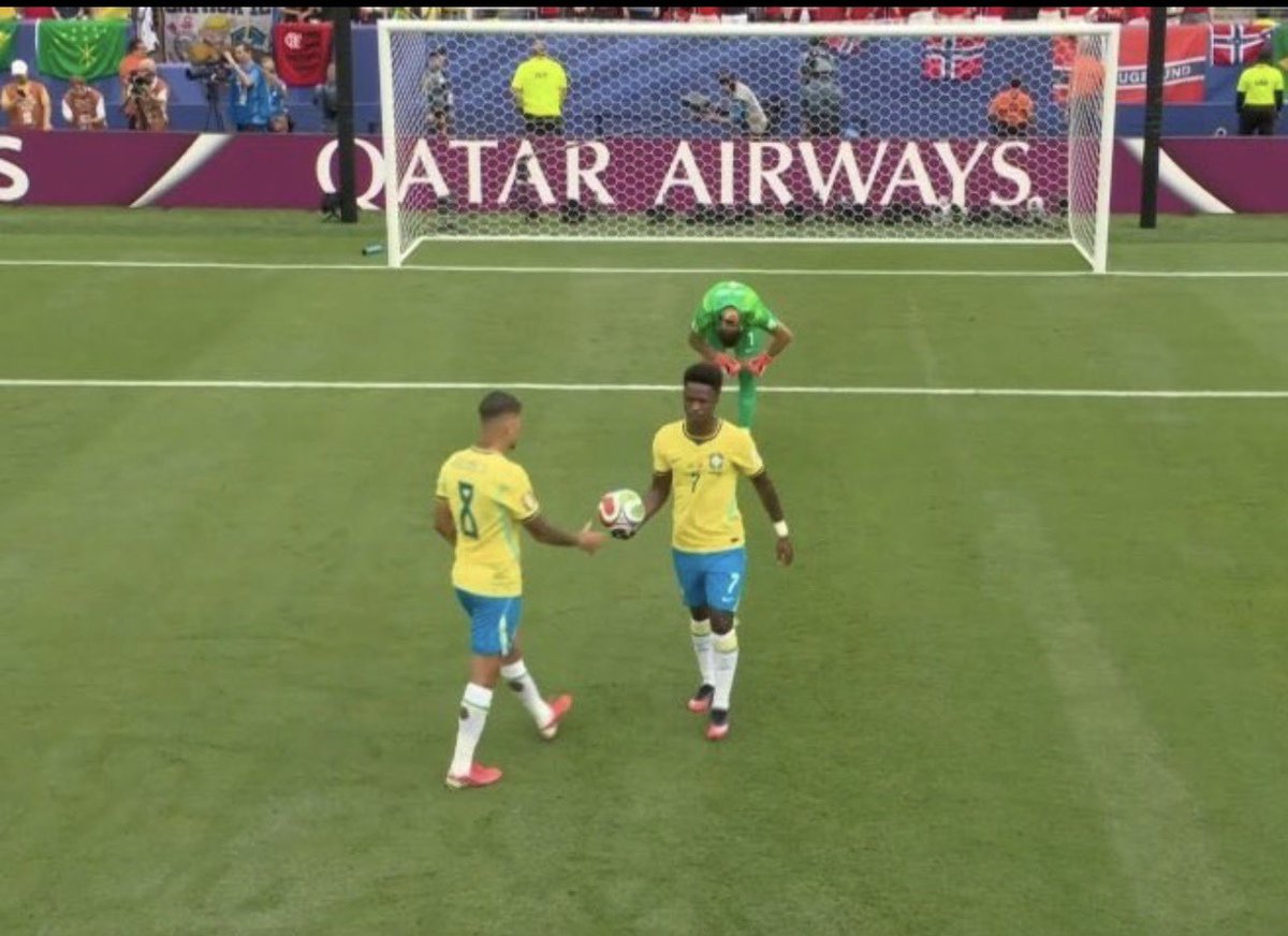 CronicasPrimera's tweet photo. Messi-Mbappé-Cristiano pueden gustarte o no, pero vos sabes que cuando hay que asumir responsabilidades en los doce pasos, asumen.

Los referentes patean SIEMPRE, asumen la gloria o las criticas.

Los cagones se limpian en sus compañeros, y los cagones nunca hicieron historia en la Copa del Mundo.