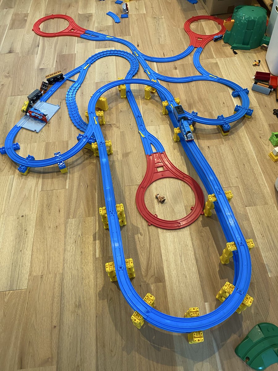 AMESAN19's tweet photo. プラレールのレイアウトって難しいね〜子供にやらせた方が創造性が上がって良いのかなと思いながらも、作ってと頼まれたので。。まじで初心者レベルなのですが、ぐるぐる回れる感じにはなった💦
ただ、子供は手で押すのが好きなようです。。 https://t.co/vH3RlQiel7
