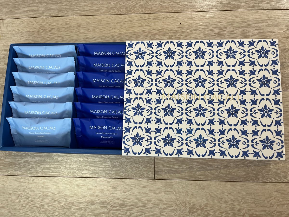 harupon_cotsu's tweet photo. 箱開けた時も綺麗だし
一個取った時のカードの入り方も素敵だし

3段階くらいで感動した....☺️

子供に今試食させてるけど
👧「大人の味だよ...すっごく美味しい」
👧「まっくろなお月様みたい...」

って感動している🥰

なんかこう、こういう美しさに刺激される
体験が久しぶりすぎて幸せ🥰 https://t.co/C8FMahh8nS