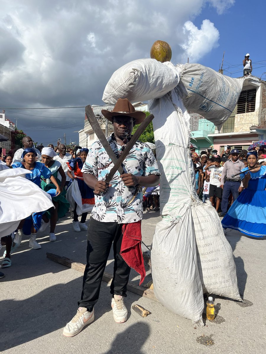 lorente_pavia's tweet photo. La tradicional Quema del Diablo en el Festival del Caribe 2026 volvió a regalar uno de sus momentos más simbólicos y esperados. #FestivaldelCaribe #SantiagoDeCuba https://t.co/ArDKEsqPfR