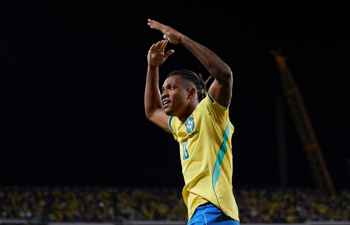 futtmais's tweet photo. Luiz Henrique foi muito importante no ciclo, Danilo chegou como um meteoro no final dele e simplesmente SUMIRAM na Copa do Mundo.

Dois nomes que eram postulantes ao time titular e que jogaram pouquíssimos minutos. https://t.co/9c0yBdruGp