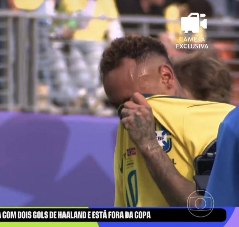 Botecoo2021's tweet photo. Neymar chorando após a eliminação do Brasil na Copa do Mundo.

📸 Reprodução/Globo https://t.co/x42sO9soCi