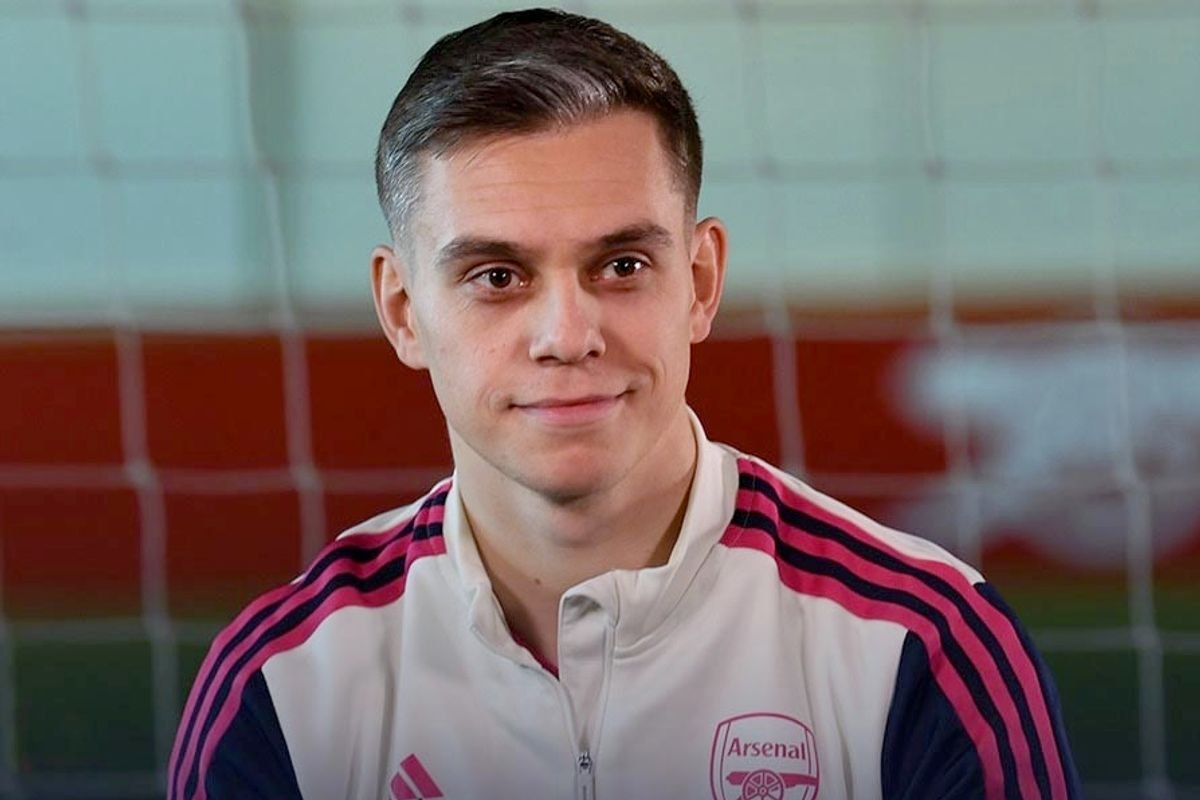 Indo_Gunner's tweet photo. Leandro Trossard:

"Arsenal akan selalu menjadi rumah bagi saya. Klub ini bukan sekadar klub sepak bola—ini adalah tempat yang mengubah karier dan hidup saya.

Saya tidak pernah ingin pergi, dan jika keputusan itu sepenuhnya berada di tangan saya, saya akan sangat senang bertahan di sini selama bertahun-tahun lagi. 

Namun, terkadang sepak bola menghadirkan situasi yang berada di luar kendali kita.

Ke mana pun masa depan membawa saya, saya akan selalu berterima kasih kepada Arsenal, rekan-rekan setim saya, dan para pendukung atas segala yang telah mereka lakukan untuk saya.

Klub ini akan selalu memiliki tempat yang istimewa di hati saya