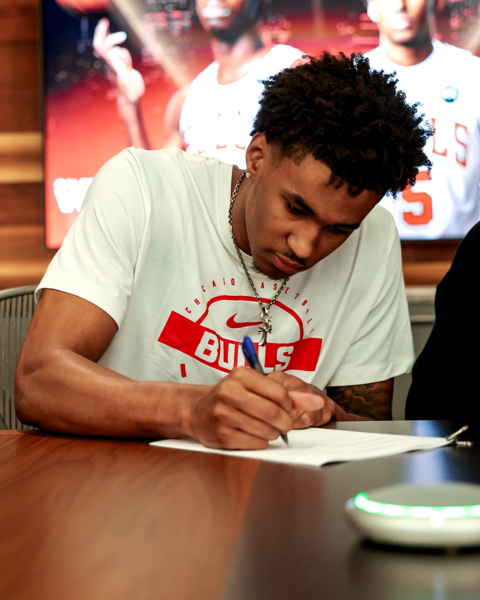 chicagobulls's tweet photo. Pen to paper. 🖊️

@dai1yn | #SeeRed https://t.co/Syhc4xRgUi