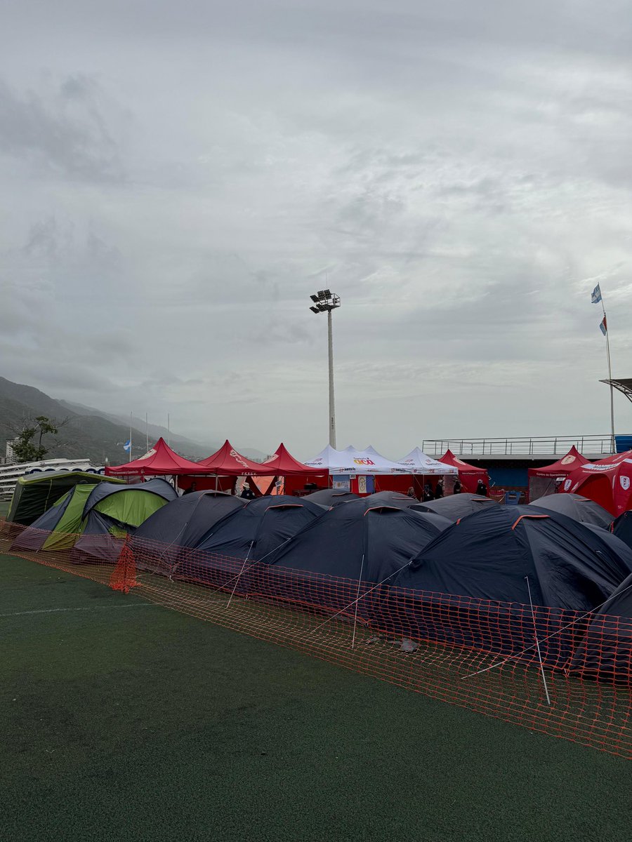 AFE_Arg's tweet photo. DESPLIEGUE DE LAS BRIGADAS USAR ARGENTINAS EN VENEZUELA

La Brigada USAR ARG-15 Santa Fe, desplegada en Venezuela bajo la coordinación de la Agencia Federal de Emergencias (AFE) del Ministerio de Seguridad Nacional, completó la instalación de su campamento, desde donde desarrollará las tareas de búsqueda y rescate en las zonas afectadas.

Con su base operativa lista, el equipo se encuentra preparado para continuar trabajando junto a otros equipos que intervienen en la emergencia.