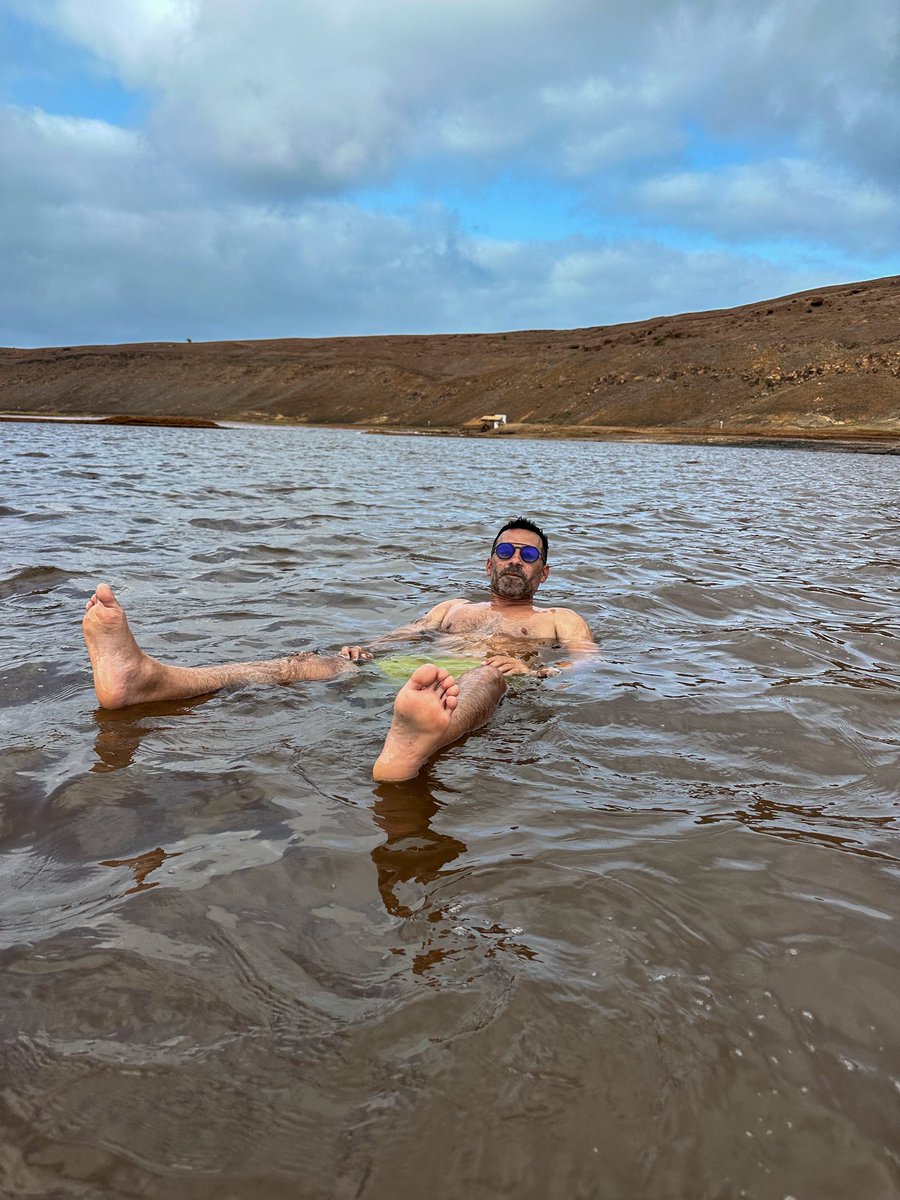 WilMochileando's tweet photo. 🇨🇻 Cabo Verde es hermoso. Son 10 islas volcánicas perdidas en medio del Atlántico, con algunas de las playas más espectaculares de África, desiertos, montañas, pueblos coloridos y una cultura única que mezcla influencias africanas y portuguesas. Y lo mejor: ¡se puede llegar desde Estados Unidos, Brasil y Europa por mucho menos de lo que la mayoría imagina! ✈️🌋🏝️