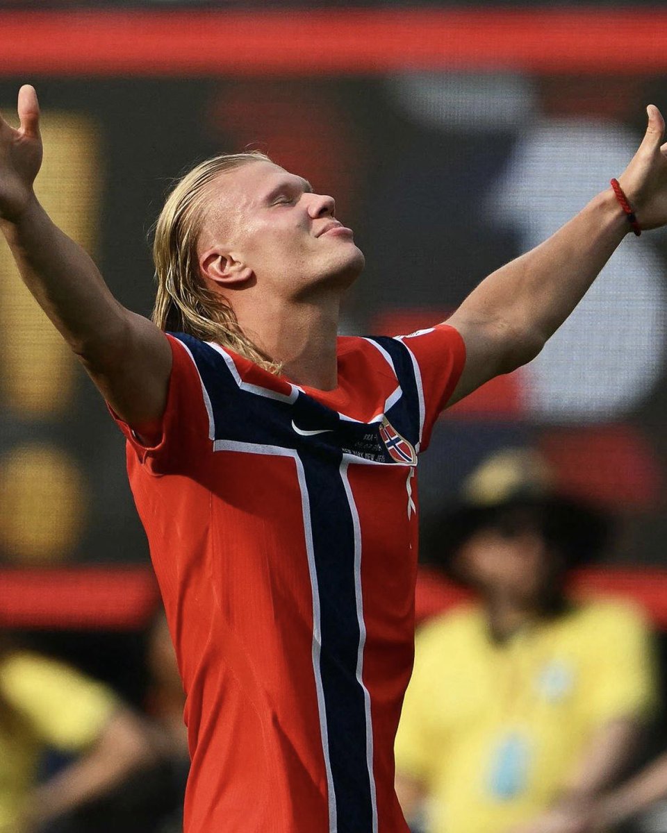 arahankhan68's tweet photo. From World Cup debutants to the Final 8🔥
Erling Haaland is on an absolute tear in North America. No defense can mark him, no goalkeeper can stop him. He is simply inevitable right now💥
🏟️ 4 Matches
⚽ 7 Goals
🎯 1 Historic Brace vs Brazil

#FIFAWorldCup #Norway #ErlingHaaland https://t.co/2XBfiajgFh