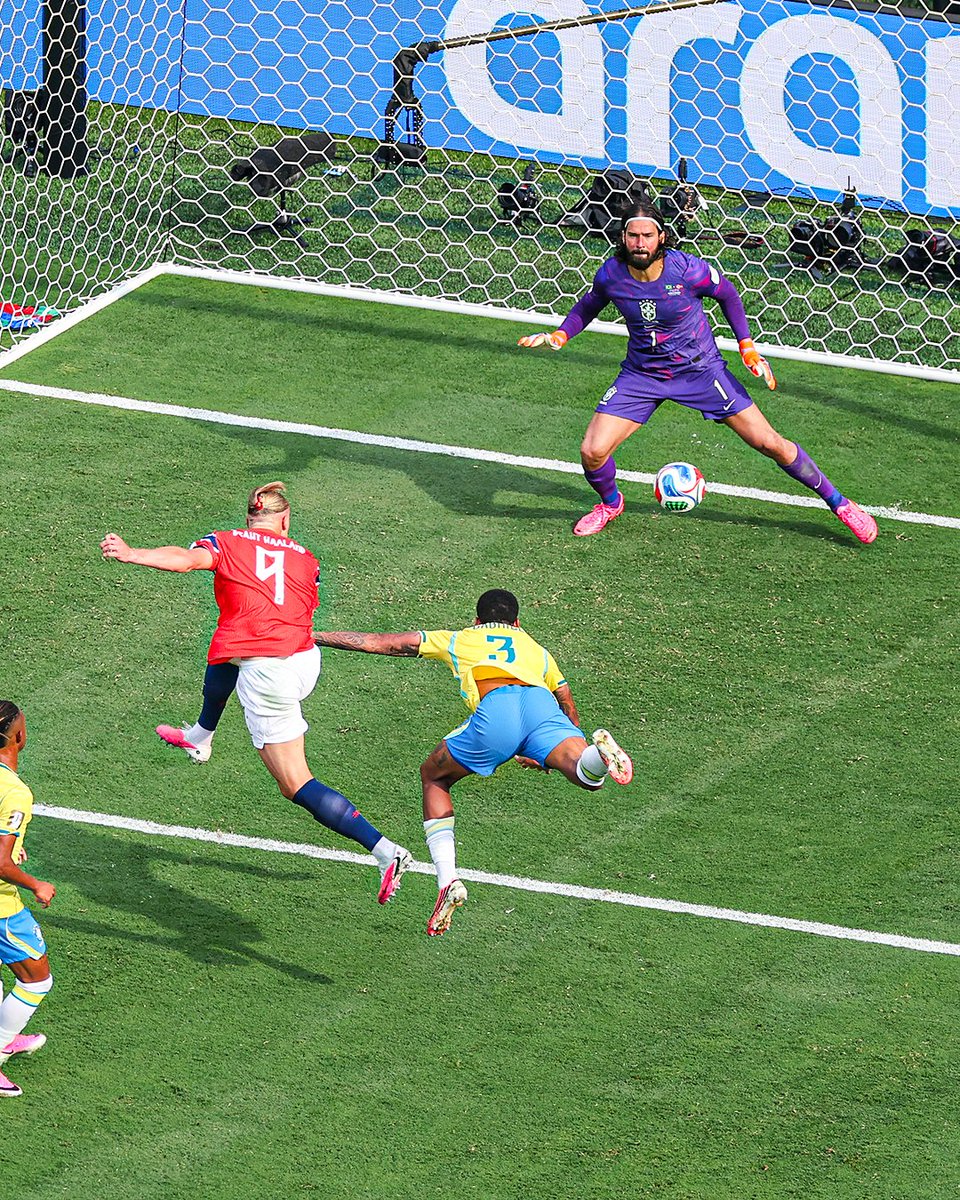 arahankhan68's tweet photo. From World Cup debutants to the Final 8🔥
Erling Haaland is on an absolute tear in North America. No defense can mark him, no goalkeeper can stop him. He is simply inevitable right now💥
🏟️ 4 Matches
⚽ 7 Goals
🎯 1 Historic Brace vs Brazil

#FIFAWorldCup #Norway #ErlingHaaland https://t.co/2XBfiajgFh