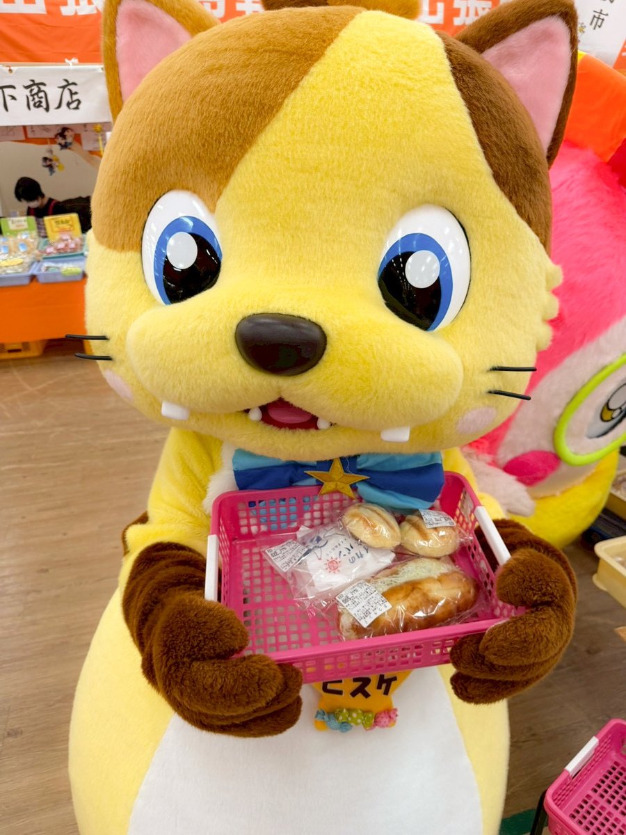 BeeHappy23's tweet photo. ⋆⸜ おはようにゃぁ ⸝⋆
☔️    (๑ᵔᗜᵔ๑)

んにゃ！
#出張輪島朝市 しゃんで
パンを おかいものちたんだ〜🎵
ボクはダイスキにゃメロンパンを
モグモグちたんだけど しゅごく
ウマウマだったにゃ(๑′ڡ‵๑)
スタッフしゃんは ごとうちパンの
イカの塩辛パンを
モグモグちてた〜(˶ᐢᗜᐢ˶)🦑

たのちかった おもいでをパワーにかえて
こんしゅうも がんばるにゃ！
#ニューフルカワ 
#Bisuke