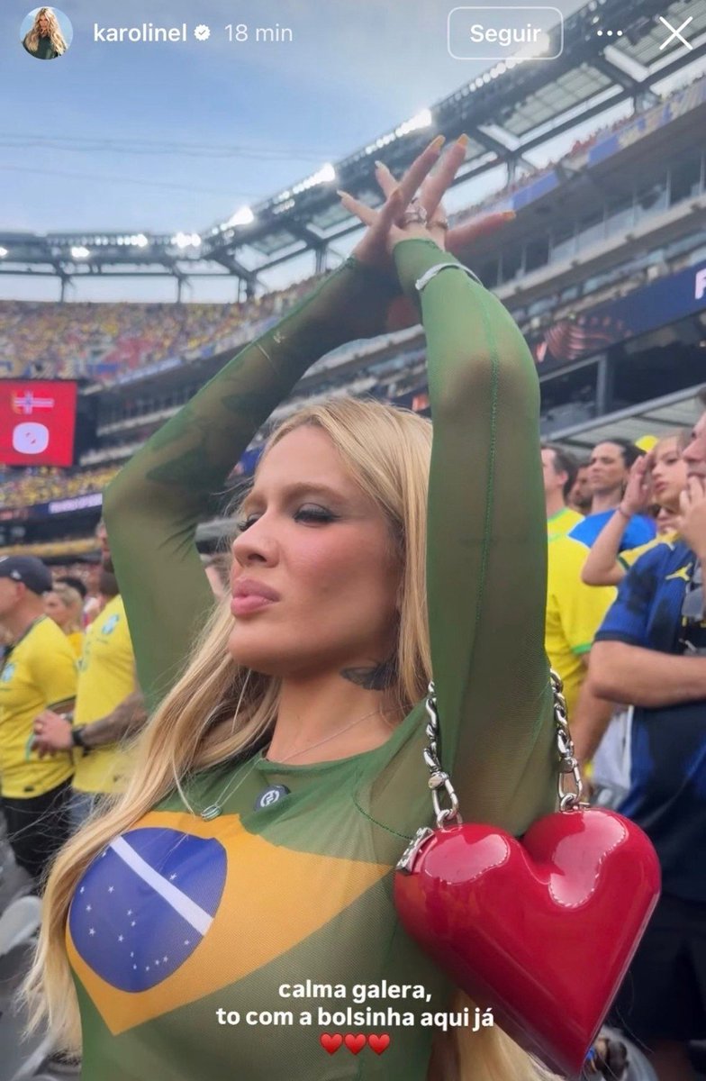 tuitaNinahzi's tweet photo. Brasil perdendo de 2x0 e a Karoline  Lima como sempre  biscoitando com essa bolsinha velha da desgraça. 

Mona vai se fuder. https://t.co/vTUfCGGVJd