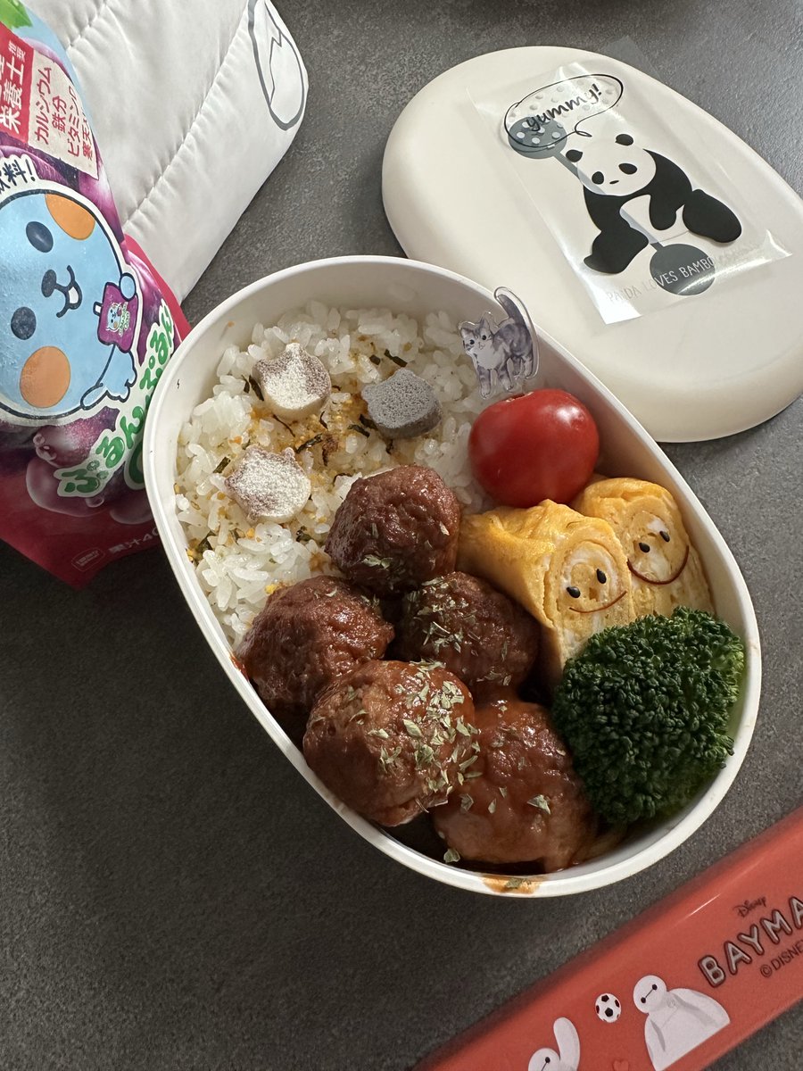 awesome_aoo's tweet photo. 昨日私はお出かけいい、のんびりしたいと宣言した長女
どうやら全回復したみたいで（若い）今朝はいつも通り登校しました

不登校っ子は起きるの午後かな？

ママもあまり眠れず憂鬱な月曜日です

さぁ、みんな程々に頑張りましょう

お嬢様達、今日も健やかにね

#お弁当 #娘弁当 #お弁当記録 https://t.co/9NVjlcCxE0