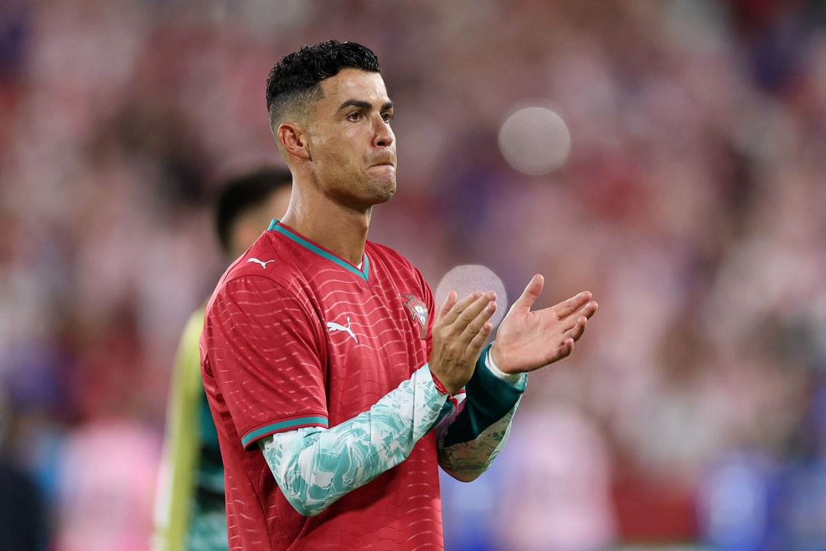 y_ommit's tweet photo. I can’t speak for anyone else, but for me, no fanbase makes international football more exciting than Portugal 🇵🇹 and @Cristiano Ronaldo’s fans in this 2026 World Cup. Their passion, energy, &amp; unwavering support are unmatched. They remind the world why Cristiano is the GOAT. 🐐 https://t.co/nNEreIJlpr