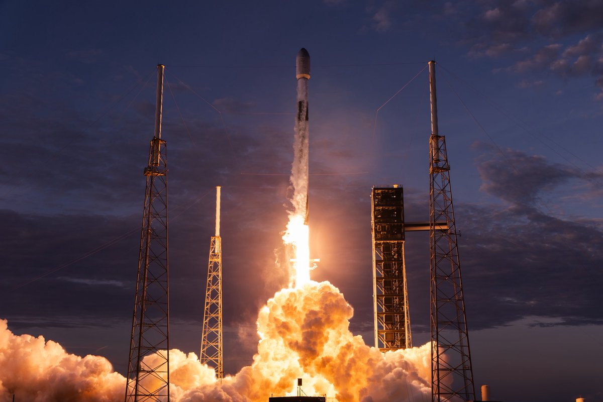MuskPrimes7t's tweet photo. Falcon 9 launches 29 @Starlink satellites and @BesxarFoundry’s Flight 1 from Florida https://t.co/uV1ZcyrUvJ
