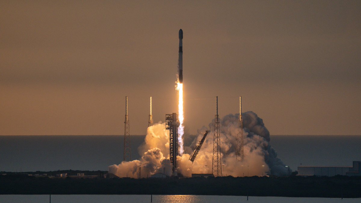 MuskPrimes7t's tweet photo. Falcon 9 launches 29 @Starlink satellites and @BesxarFoundry’s Flight 1 from Florida https://t.co/uV1ZcyrUvJ