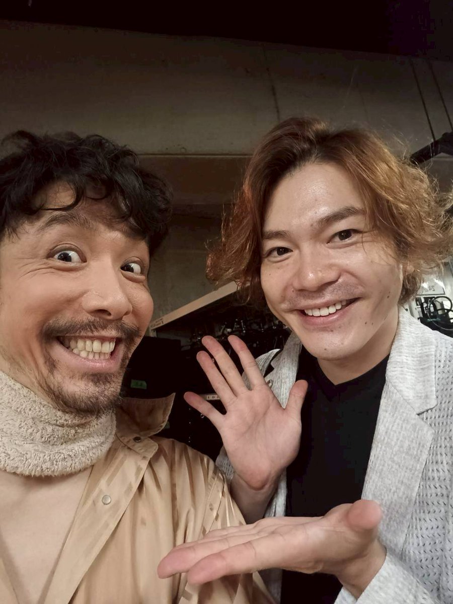 mryosuk's tweet photo. #ミュージカル嫌いの男

無事に大千秋楽のマクナマラ将軍
を下ろすことができました！！！！

間違えた！！大千秋楽の「幕」を下ろすことができました✨✨🎉
観ていない方には分からない登場人物の名前で失礼します😝

本当に連日沢山のお客様に足をお運びいただき、笑い声に拍手に、大千秋楽はスタンディングオベーションまでいただき、本当に幸せな毎日でした！！！！
あぁ、終わってしまったなぁ〜っ！！！！寂しいっっ！！！！

お稽古開始からまだ1ヶ月経っていないなんて信じられないくらい濃密な時間でした🎵
パフォーマンスの前半はテンポを大切に、公演期間中も常に進化し続けるカンパニー、早替えだったり難しいことも共演者の皆様・スタッフの皆様に支えていただいて乗り越えられた公演でした✨🤩✨❤

またいつかこの作品に会えたらいいな。
改めて、応援してくださった皆様・ご来場くださった皆様、本当に出会ってくださってありがとうございましたっm(_ _)m✨✨✨✨

シュガーさんこと佐藤隆紀さん、上野聖太さん、家塚敦子さん、ユーリック武蔵くん、更にこれまでお仕事でご一緒した多くの方が駆けつけてくださって、こんな遼介が！とかやっぱりイッちゃってて最高！とか感想をいただけて最高に嬉しかったです😆🌟🌟🌟🌟