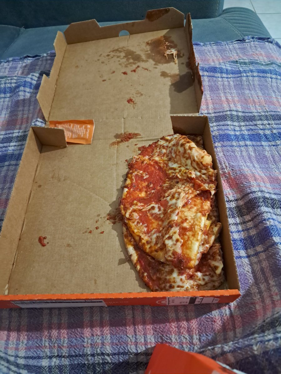 trkngl's tweet photo. @yemeksepeti nden aldığım şu siparişe bakın!!! @littlecaesars ,ben dürüm değil pizza istedim pizza denen pişmemiş,patates pişmemiş,yazık cidden çok yazık! https://t.co/xV1MkRoMIt