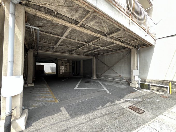 rec_shiga's tweet photo. ☆レック おススメ駐車場☆

【ヤマモトハイツ駐車場／大津市浜大津3丁目】
駐車料：10,000円
保証金：10,000円

京阪三井寺駅まで徒歩3分！
マンション1階部分で雨や直射日光を受けにくく、安心です！

詳細・お問い合わせ↓
https://t.co/BTjdKkEVGt

#滋賀 #大津 #浜大津 #月極駐車場 https://t.co/wmouKhEnO1