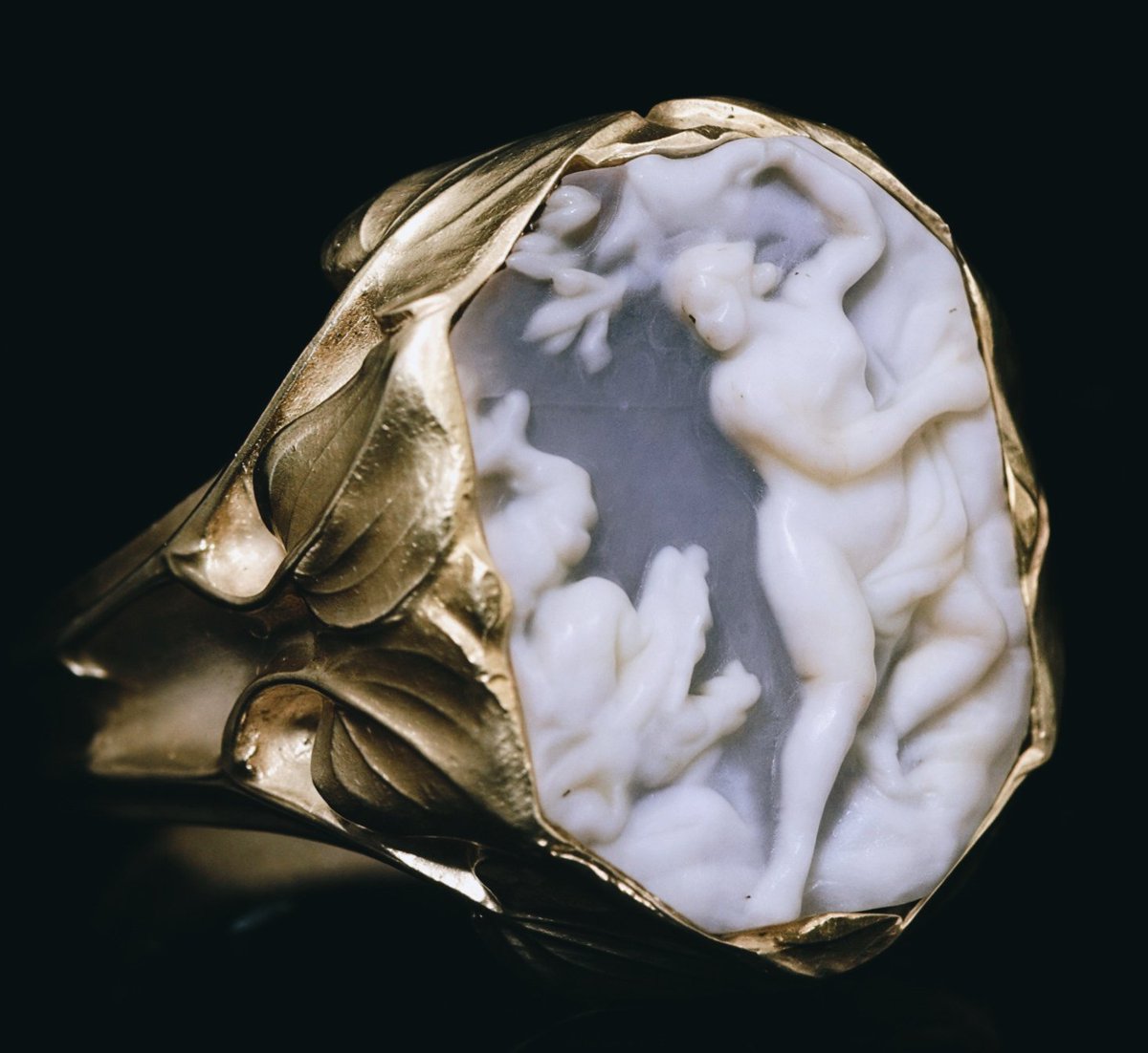 HeritageMatterz's tweet photo. Art Nouveau gold and shell cameo ring by René Lalique, circa 1902-1904. https://t.co/hNsbngEbhO