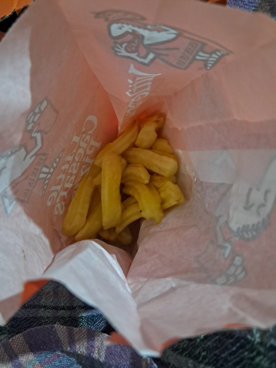 trkngl's tweet photo. @yemeksepeti nden aldığım şu siparişe bakın!!! @littlecaesars ,ben dürüm değil pizza istedim pizza denen pişmemiş,patates pişmemiş,yazık cidden çok yazık! https://t.co/dnzHIXr29B