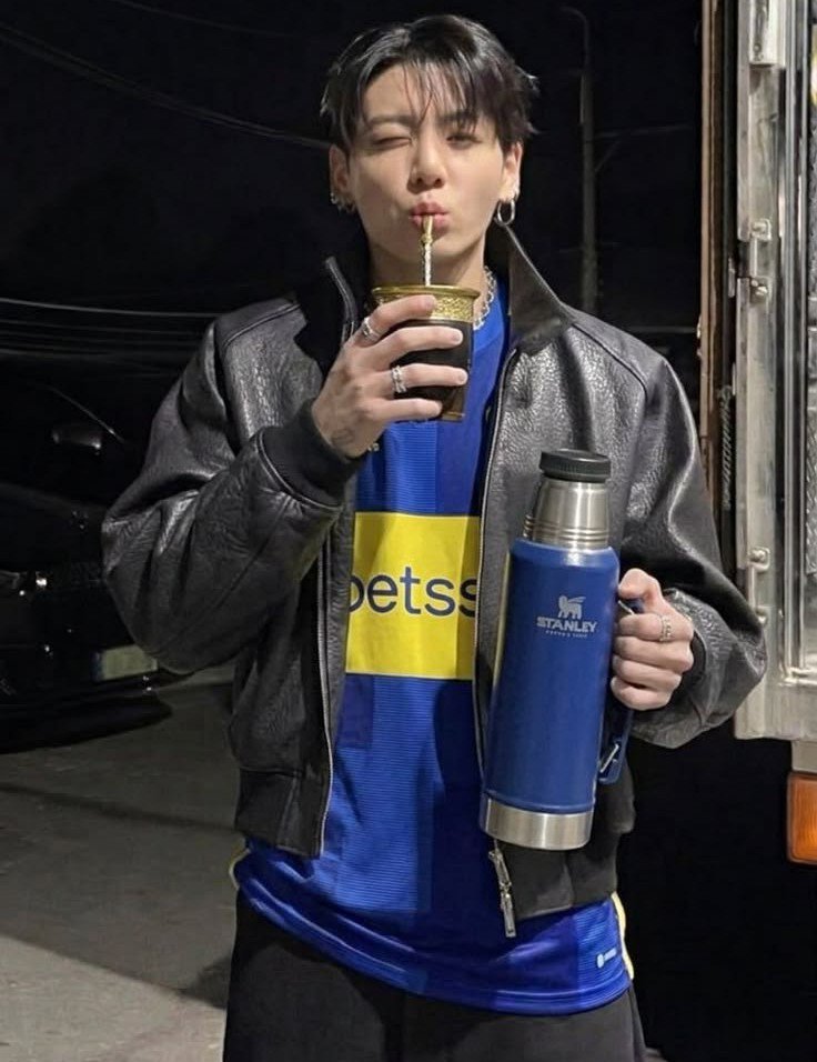 ignooyworldk's tweet photo. #autaekook #taekookau — "Bover" 

Dos equipos, dos rivales.

Jųngkøøk fánatico de Boca y Tæhyųng fánatico de River llevan años peleándose por Twitter.

Pero enamorarse nunca estuvo en el plan. https://t.co/IJPawCBkB3