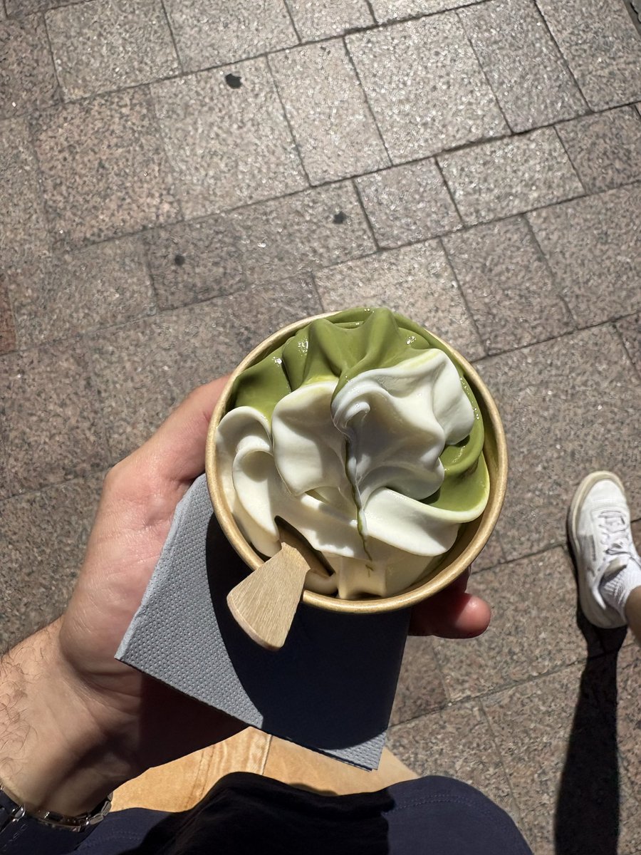 weslaidron's tweet photo. Avec cette chaleur j’ai pris une glace matcha yuzu 👅
#mlm #gay #french #lgbtqia #gourmande https://t.co/qWGknlV2wr