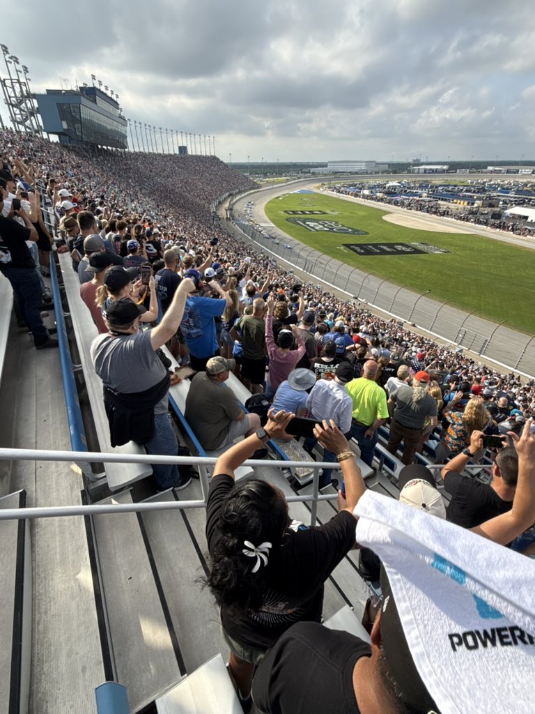 GarySTealJr's tweet photo. Sweet Home Chicago!
@ChicagolndSpdwy 
@NASCAR 
@MRNRadio 
@SiriusXMNASCAR 
Sold OUT!!!!! 👊🏻🏁🇺🇸 https://t.co/mrWBfatJwx
