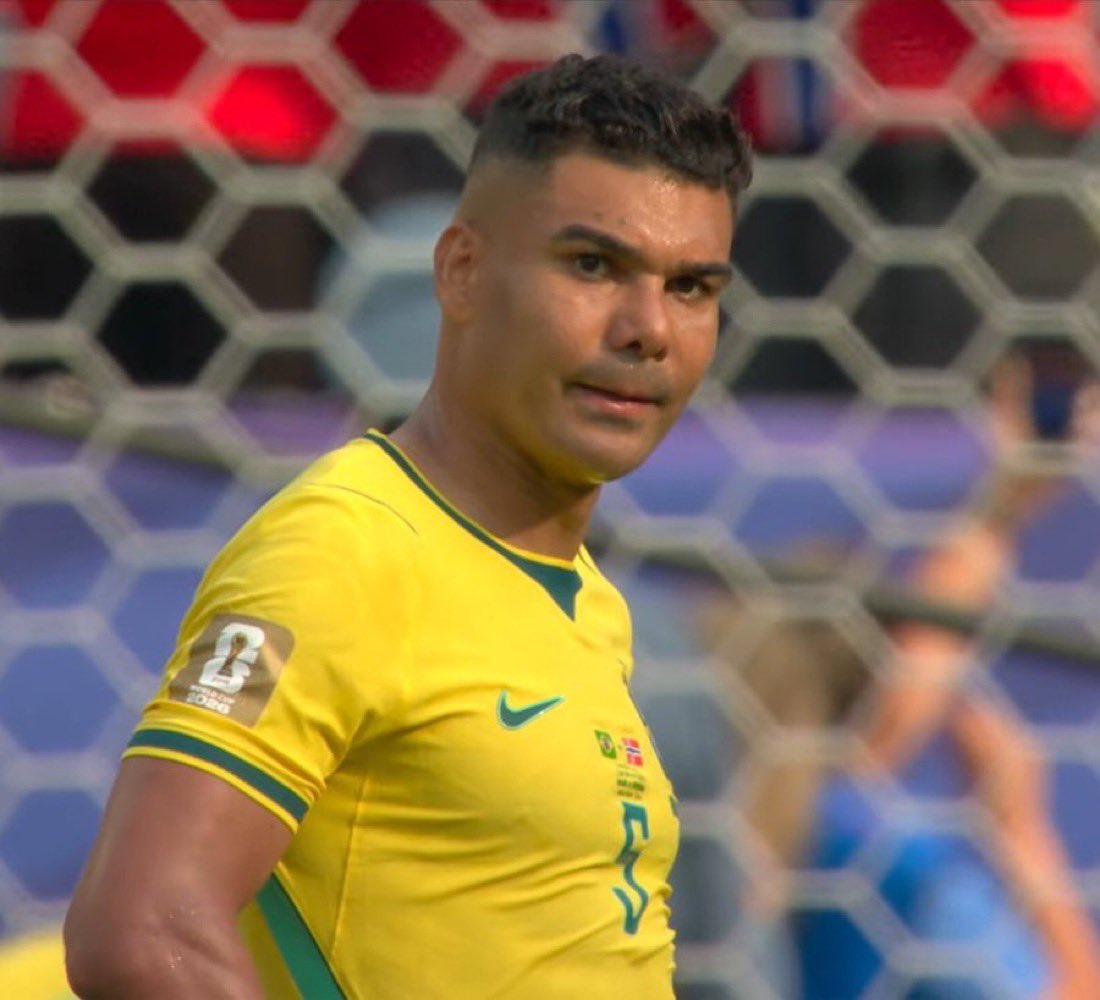 Mfutebolisticos's tweet photo. Na maior sinceridade do mundo:

Eu espero NUNCA MAIS ver essa geladeira 676 litros da desgraça na seleção brasileira. https://t.co/CkeAHYHIhw
