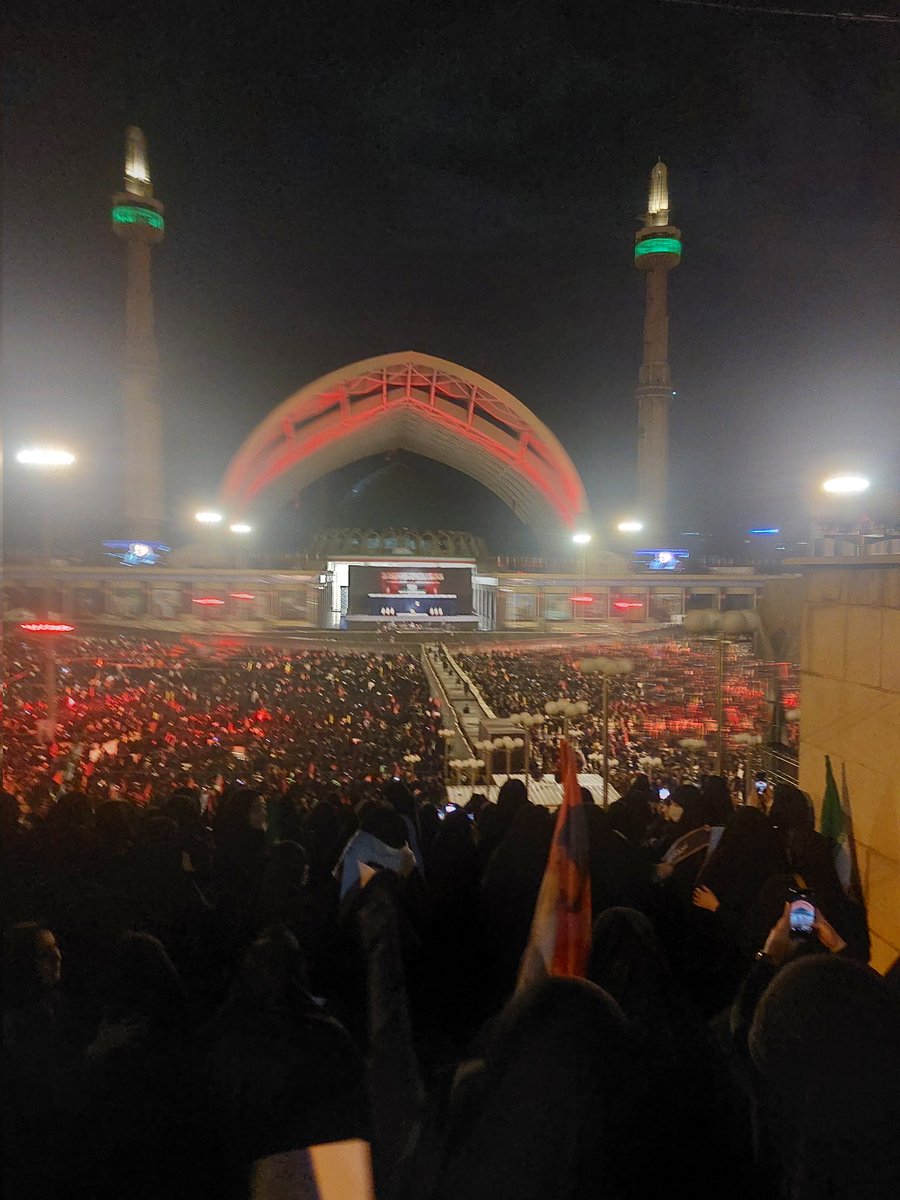 Smp9496's tweet photo. بزرگی بعضی انسان‌ها را نه در کتاب‌ها، بلکه در دل مردم می‌توان دید. وقتی نام امام شهیدمان برده می‌شود، احترام و ارادتی که در میان مردم موج می‌زند، خود گویاترین روایت است.
#حی_علی_العزا https://t.co/7SZhgdcA53