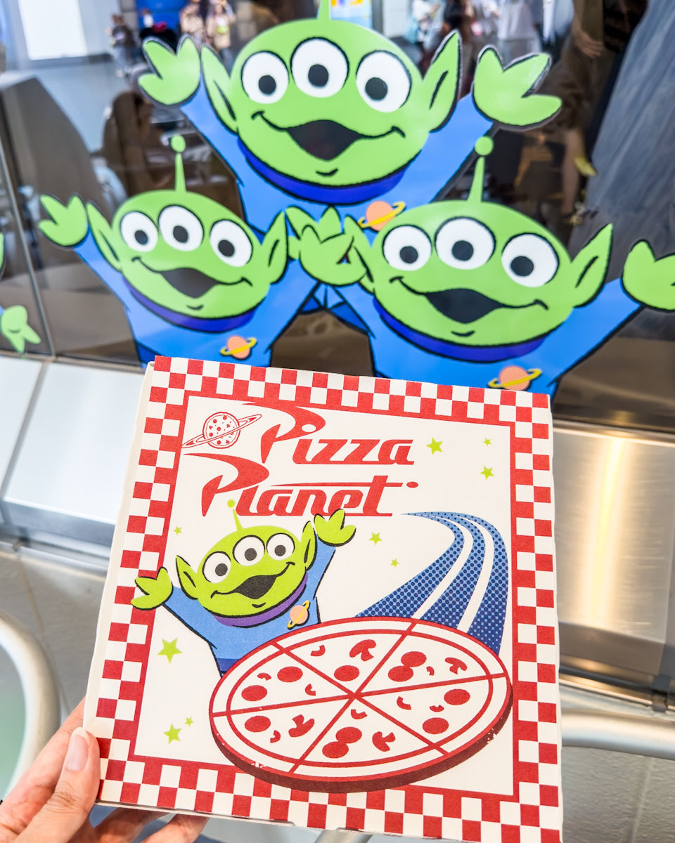 ピザ・プラネット」をイメージした装飾も☆ 東京ディズニーランド