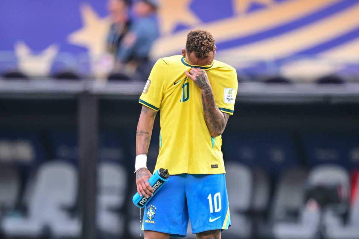 njoutcontext's tweet photo. Esta é a história INCRIVEL da Copa do Mundo do Neymar:

Ele fez cirurgia e perdeu meses com o Santos só para estar pronto para a Copa do Mundo com o Brasil.

Sua ótima forma no Santos GARANTIU sua convocação.

Infelizmente, apenas semanas antes do torneio, ele se machucou novamente.
Ele voltou a tempo para o 3° jogo, contra a Escócia.

Depois, contra a Noruega, ele jogou e marcou o único gol do Brasil na partida.
Neymar foi convocado, jogou e marcou contra todas as probabilidades.

O final não foi o melhor para o Brasil, mas o que Neymar fez foi HISTÓRICO. 🇧🇷✨