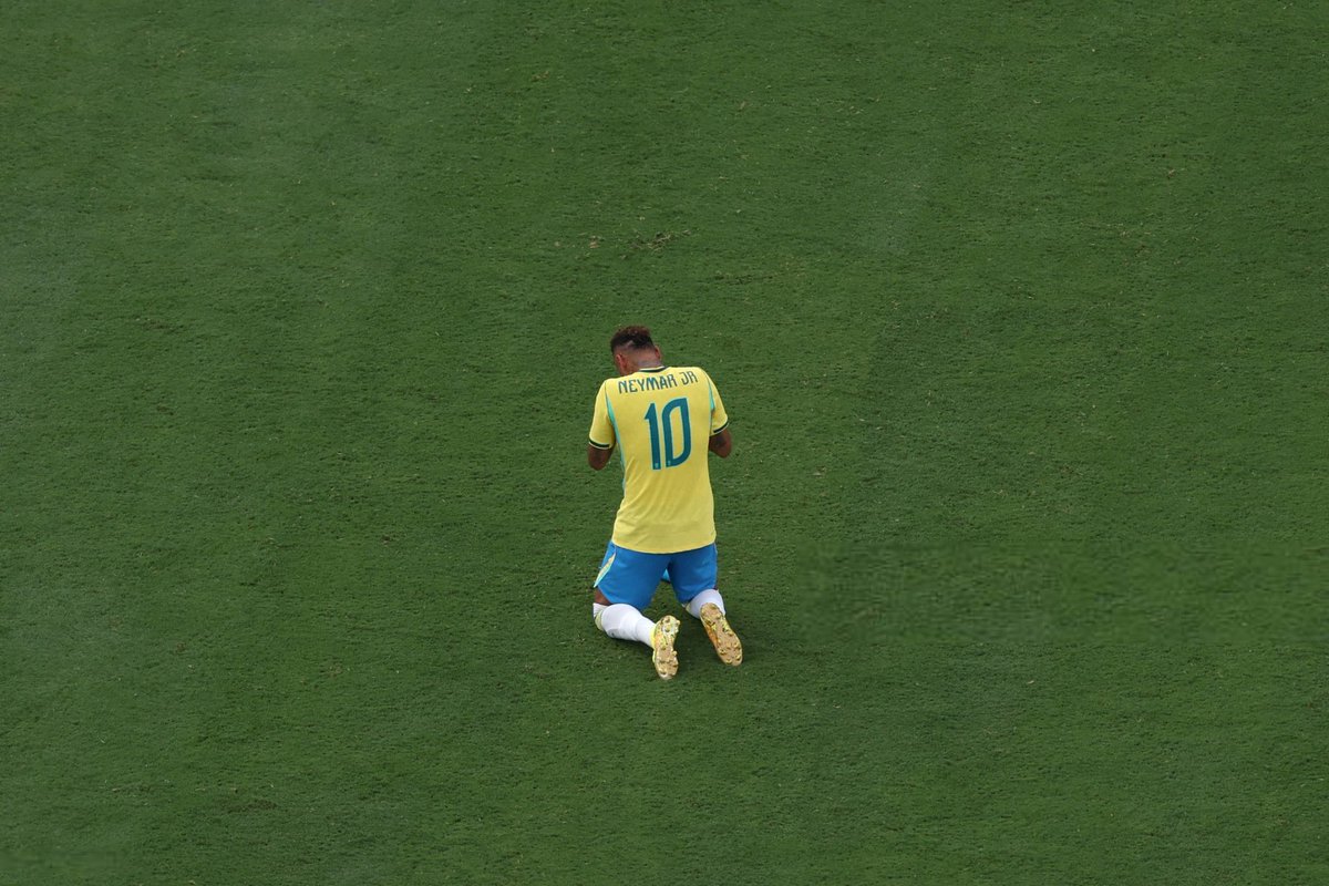 njoutcontext's tweet photo. Esta é a história INCRIVEL da Copa do Mundo do Neymar:

Ele fez cirurgia e perdeu meses com o Santos só para estar pronto para a Copa do Mundo com o Brasil.

Sua ótima forma no Santos GARANTIU sua convocação.

Infelizmente, apenas semanas antes do torneio, ele se machucou novamente.
Ele voltou a tempo para o 3° jogo, contra a Escócia.

Depois, contra a Noruega, ele jogou e marcou o único gol do Brasil na partida.
Neymar foi convocado, jogou e marcou contra todas as probabilidades.

O final não foi o melhor para o Brasil, mas o que Neymar fez foi HISTÓRICO. 🇧🇷✨